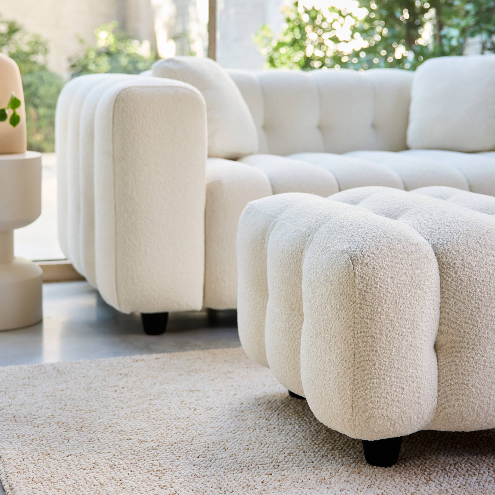 Pouf, repose-pieds pour canapé 2 places Leon bouclette texturée LEON