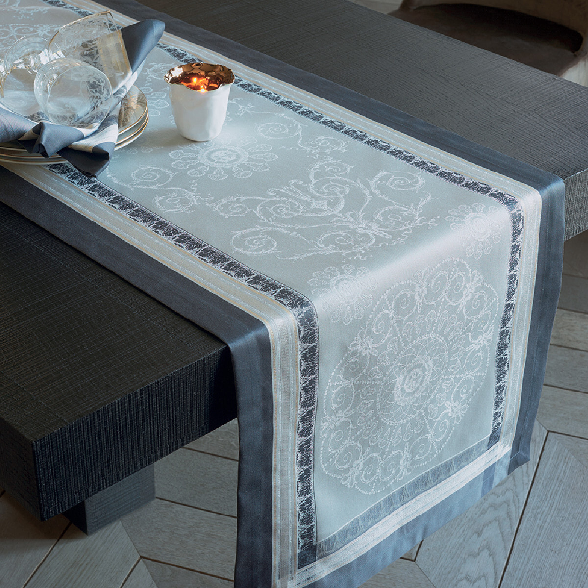 Chemin de table coton & autres fibres anti tache motif jacquard Galerie des glaces argent