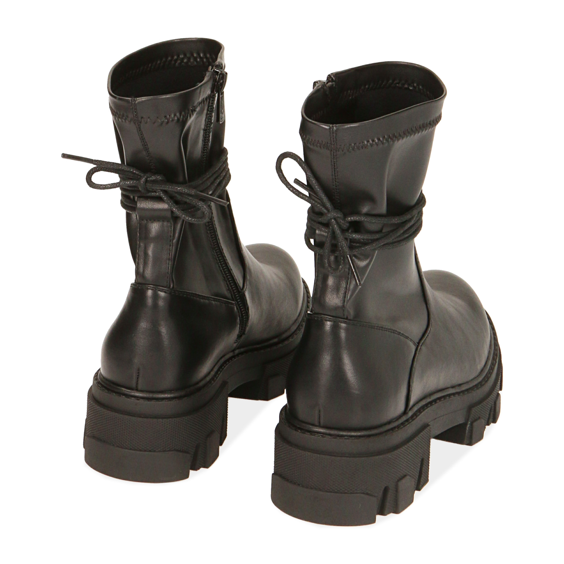 Moteras negras, tacón 5 cm.