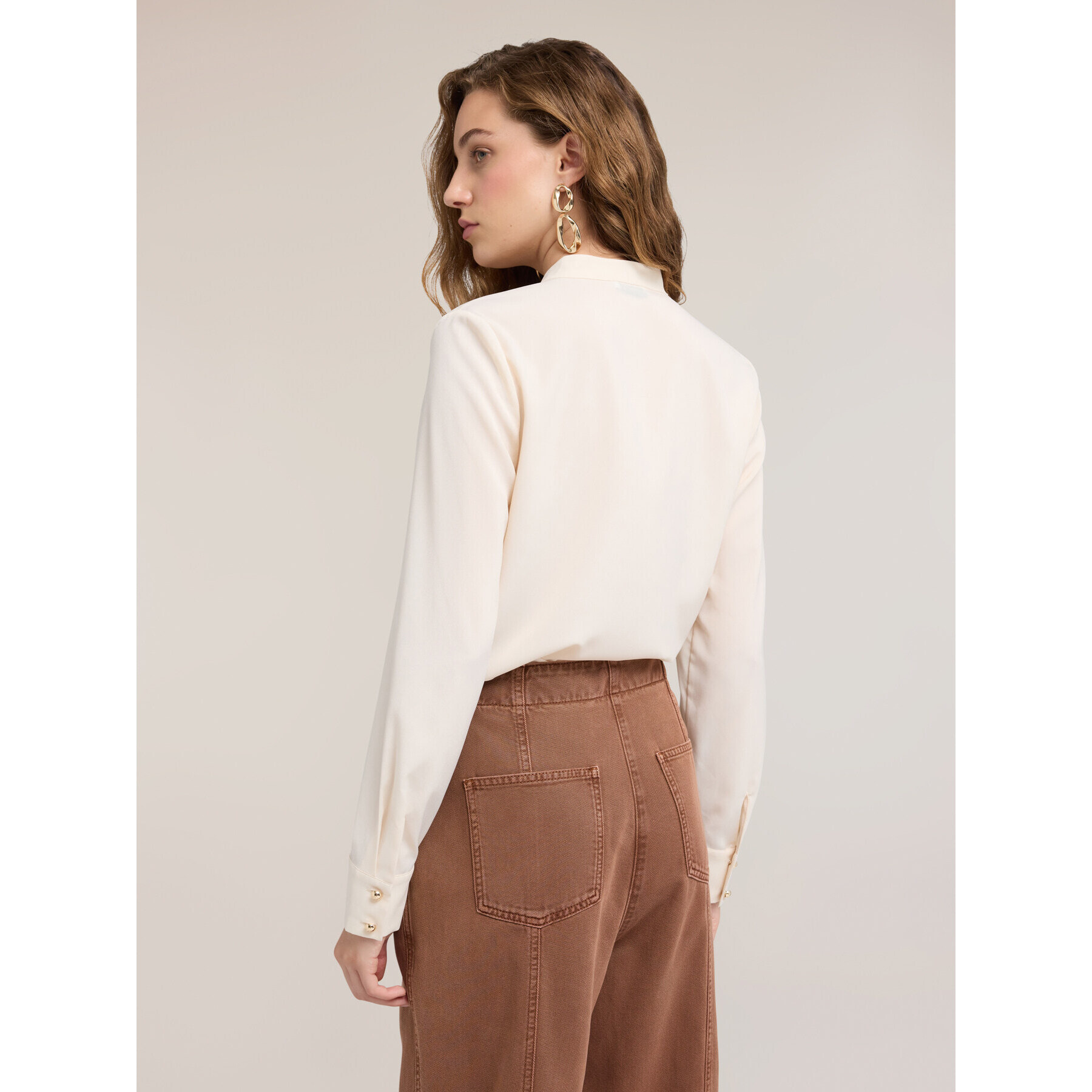 Motivi - Camicia in crêpe de chine con volant asimmetrico - Bianco