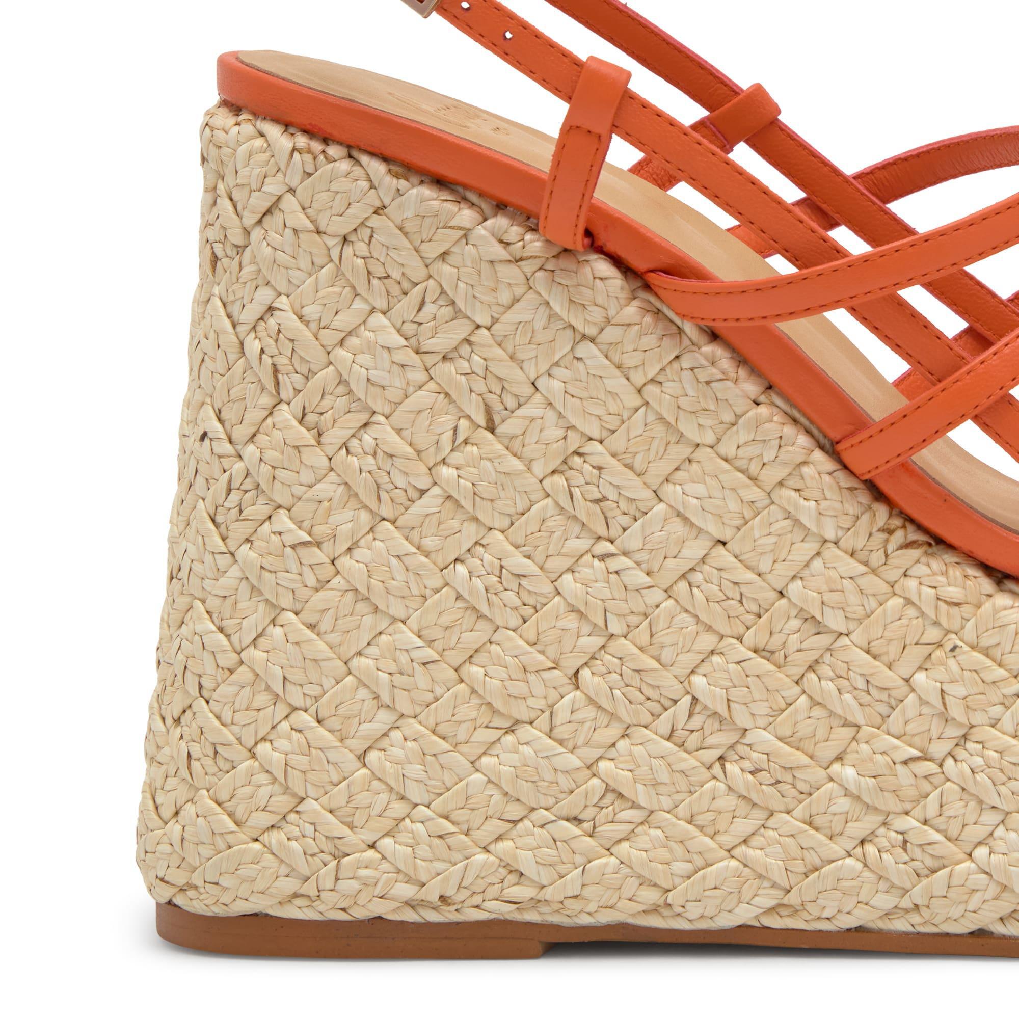 Sandalia destalonada Fiona en napa y rafia con hebilla ajustable