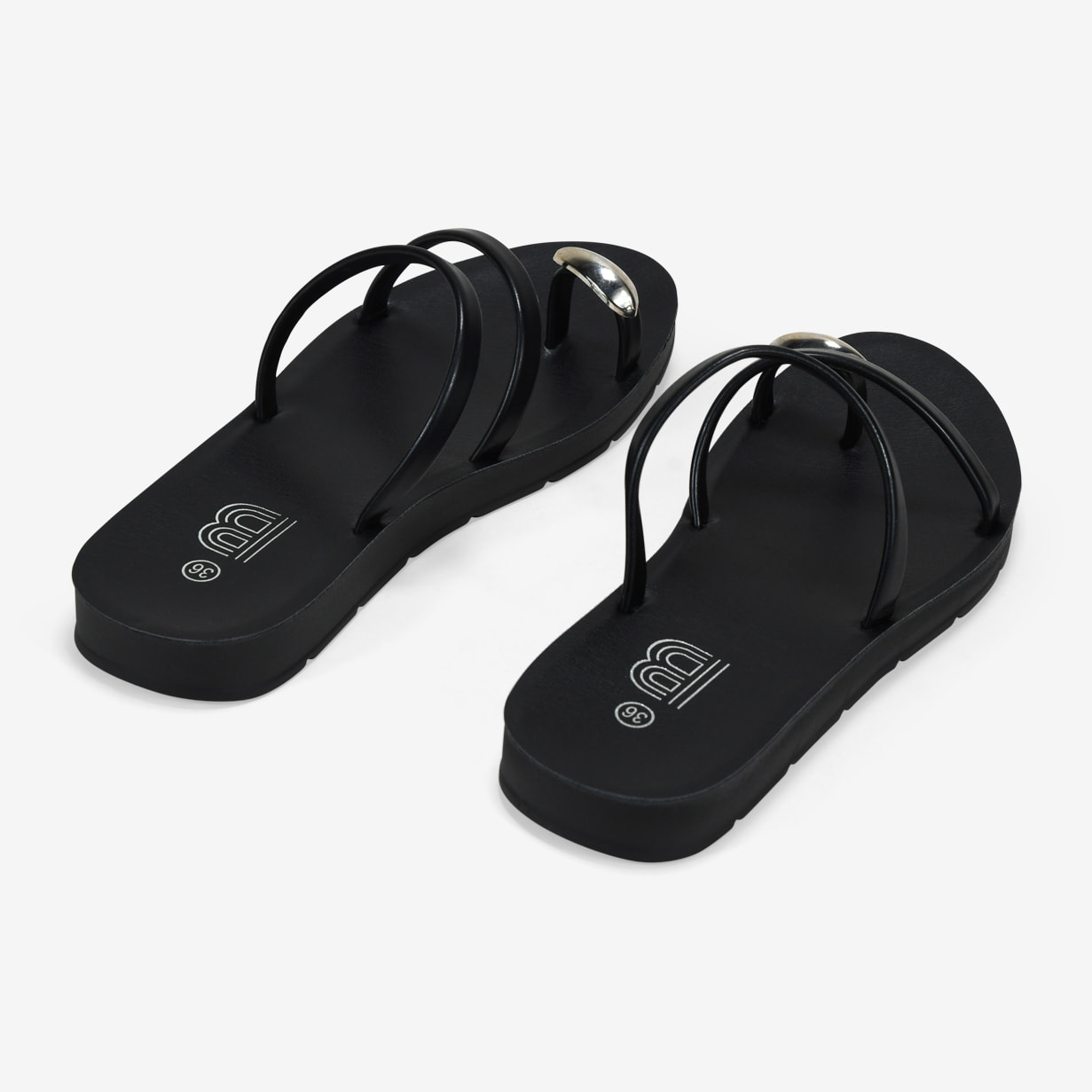Sandalias de dedo negras con anillo metálico