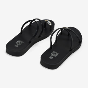 Sandalias de dedo negras con anillo metálico