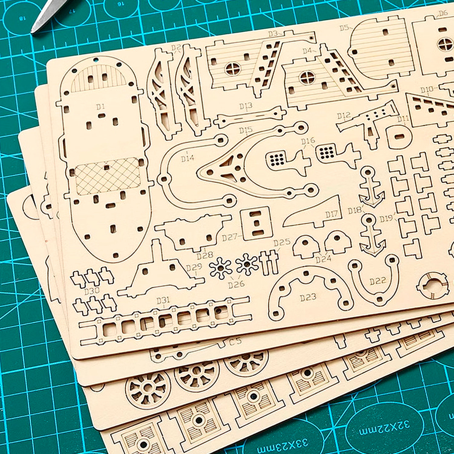 Modello in legno 3D, design di veicolo aereo con movimento meccanico. 160 pezzi.