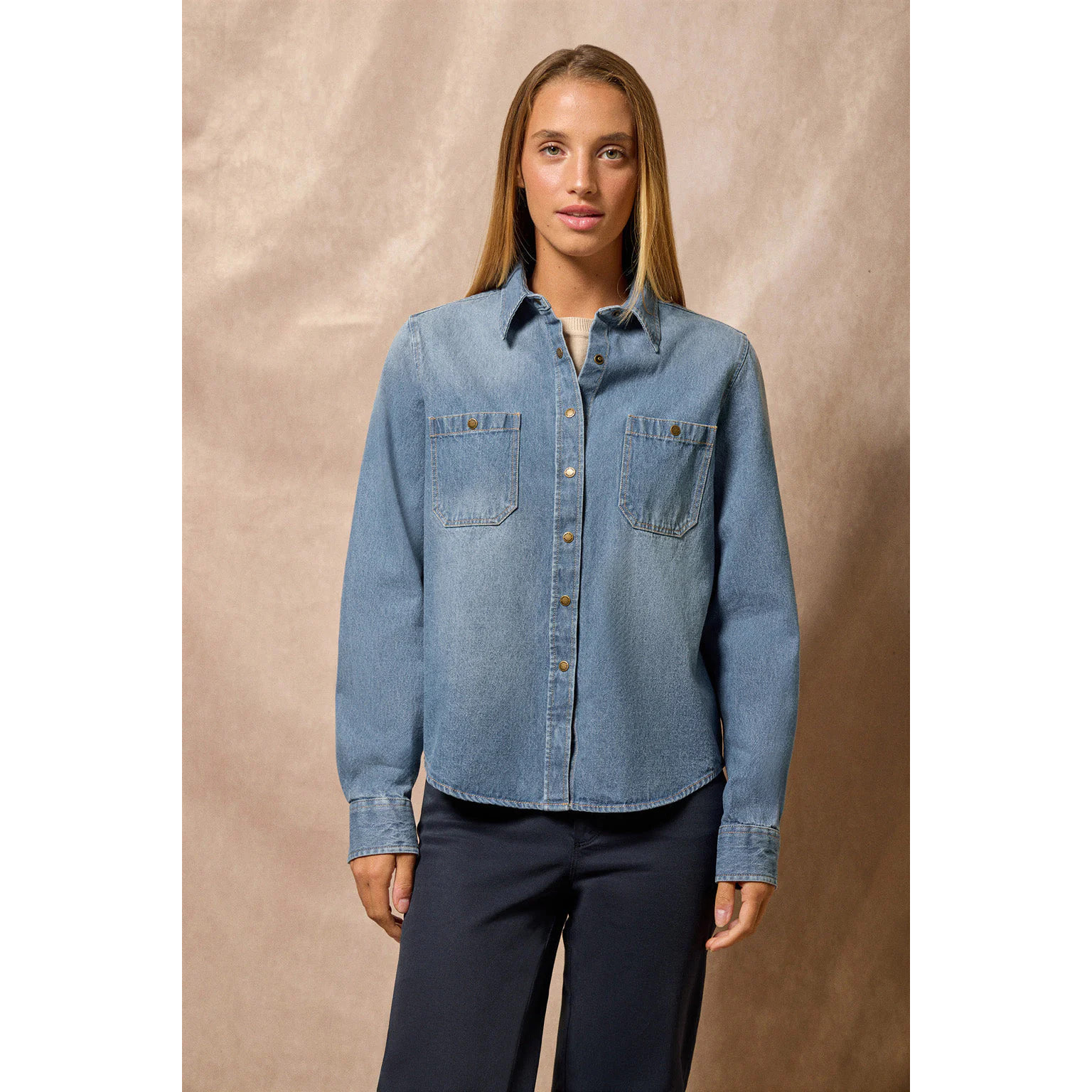 Camisa denim con dos bolsillos y detalle Polo Club