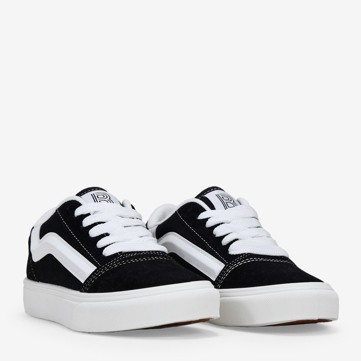 Zapatillas deportivas negras con cordones