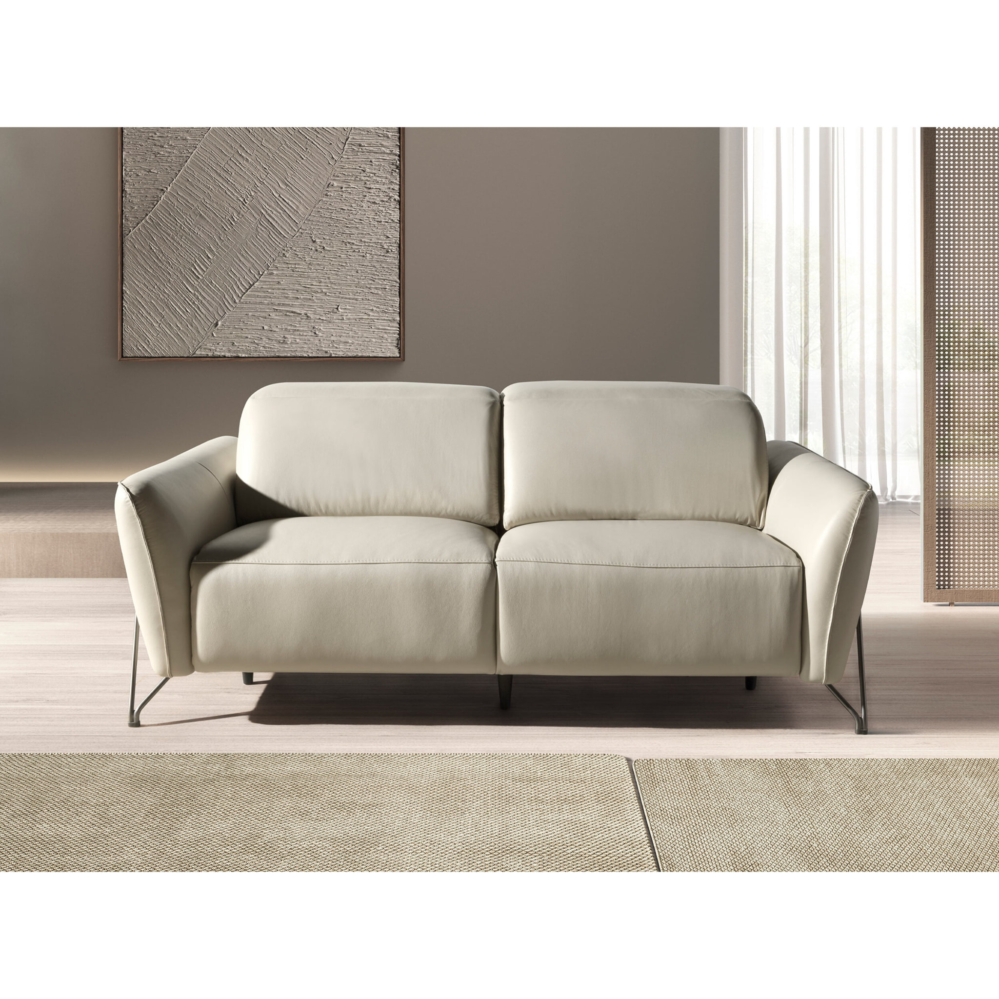 Sofá relax de 2 plazas tapizado en piel de origen vacuno en arena con reposacabezas patas de acero inoxidable oscurecido 2 sistemas de relax eléctrico 164x111x104cm