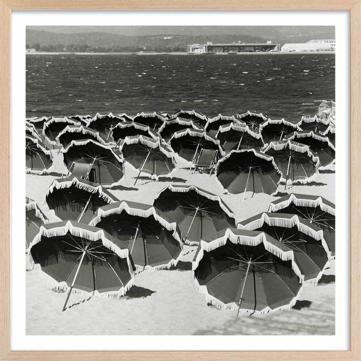 Affiche Photo d'Art - sun Umbrellas on a Beach, 1960 Affiche sous cadre bois