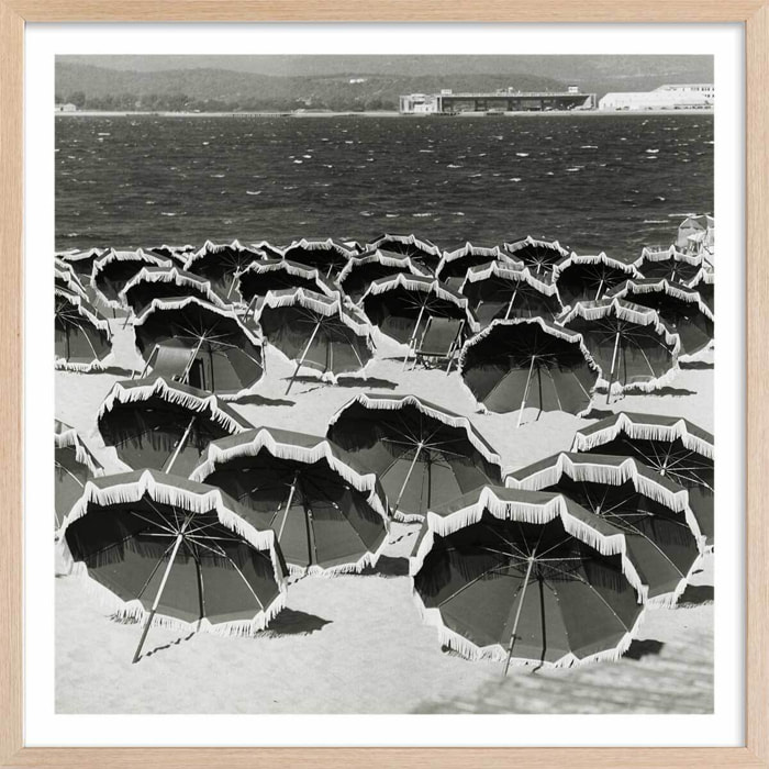 Affiche Photo d'Art - sun Umbrellas on a Beach, 1960 Affiche sous cadre bois