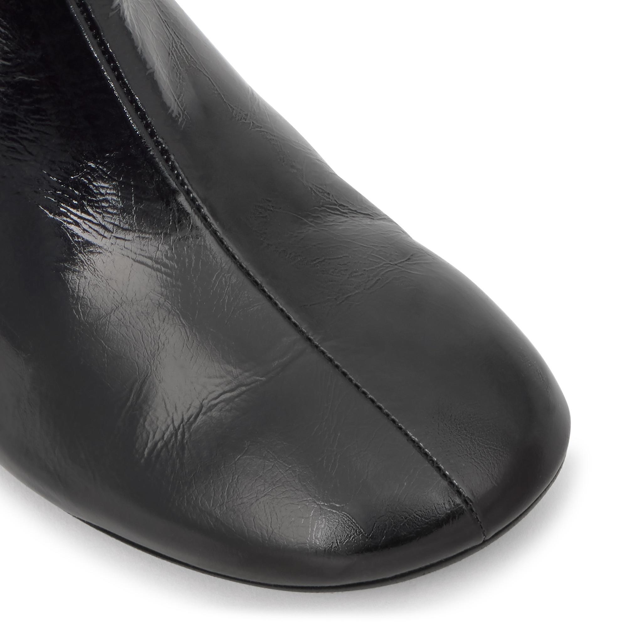 Botín de tacón Alegra en charol con cierre elástico y tacón kitten