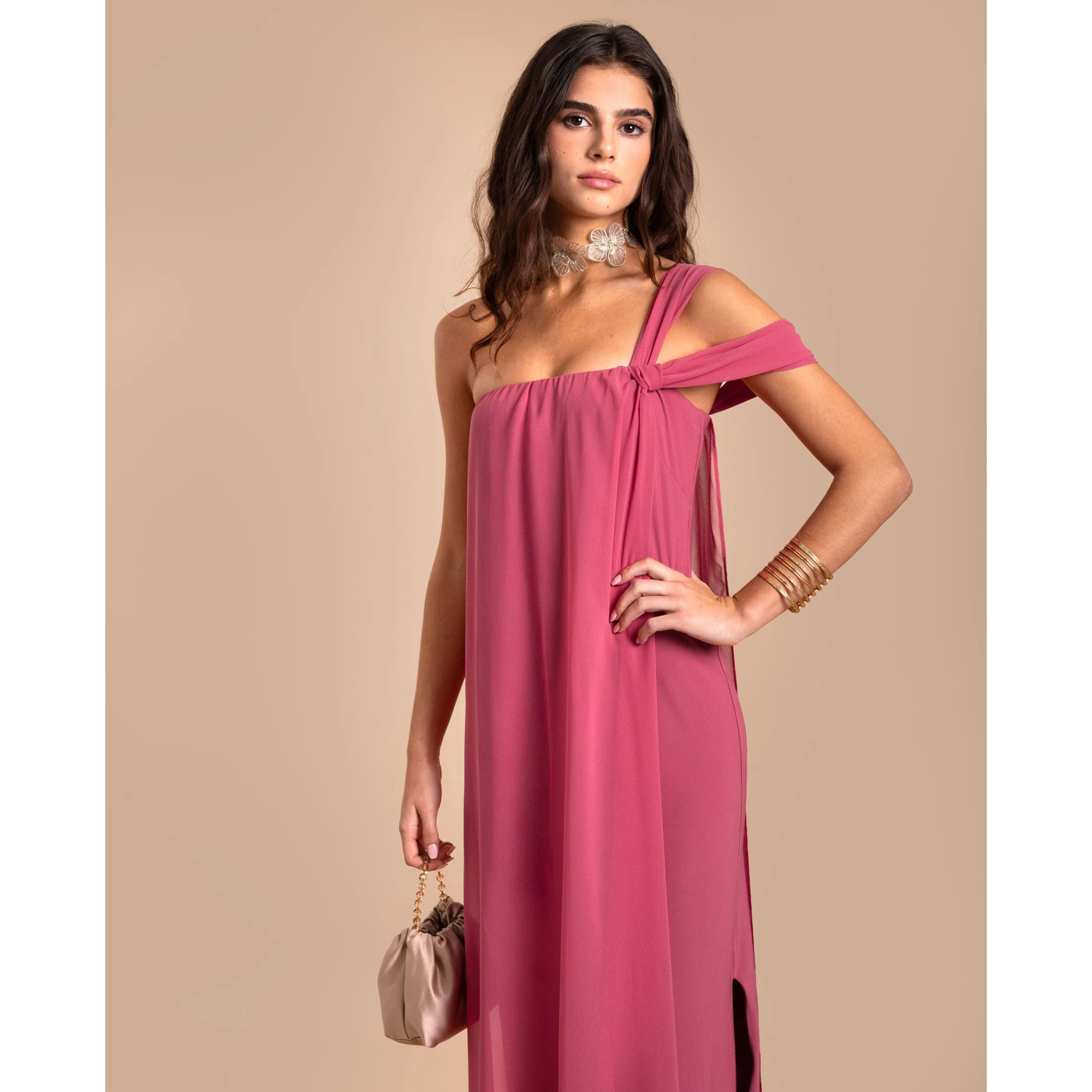 Vestido escote bardot con capa