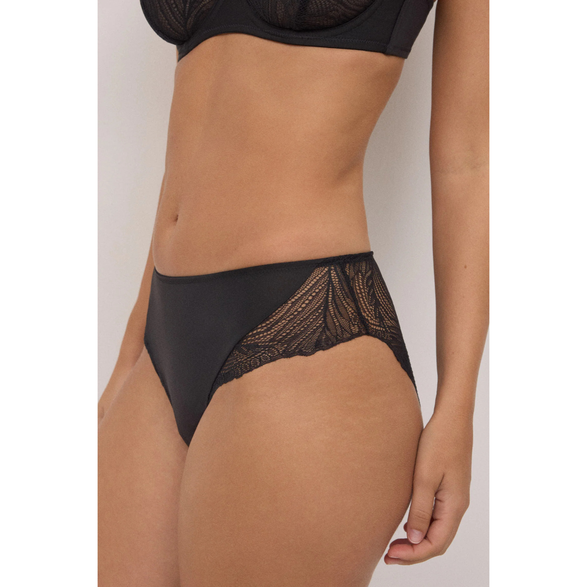 Slip midi in pizzo nero