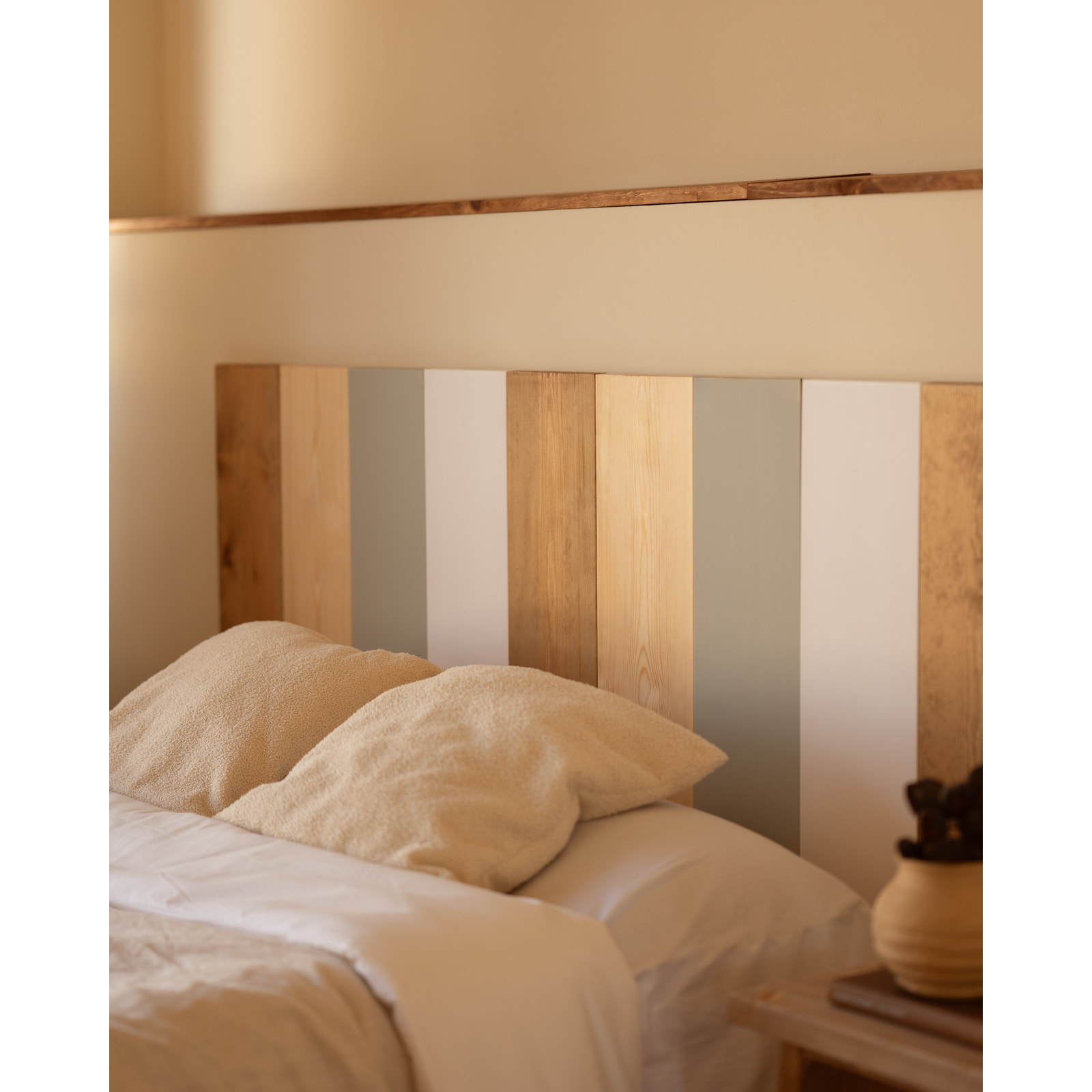 Cabecero de madera maciza combinado en diferentes tonos y de varias medidas