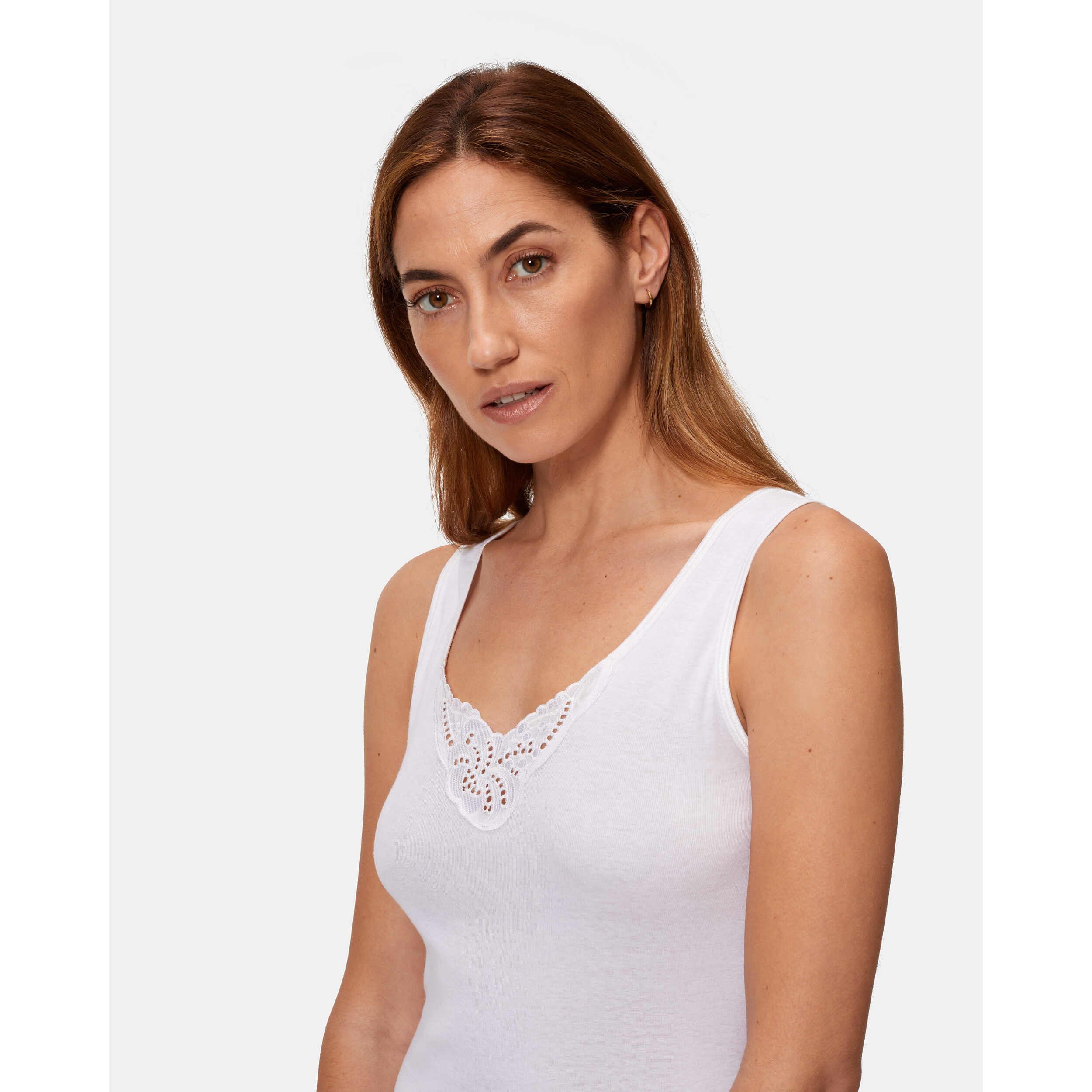 Camiseta interior de mujer de tirantes anchos con detalle en escote