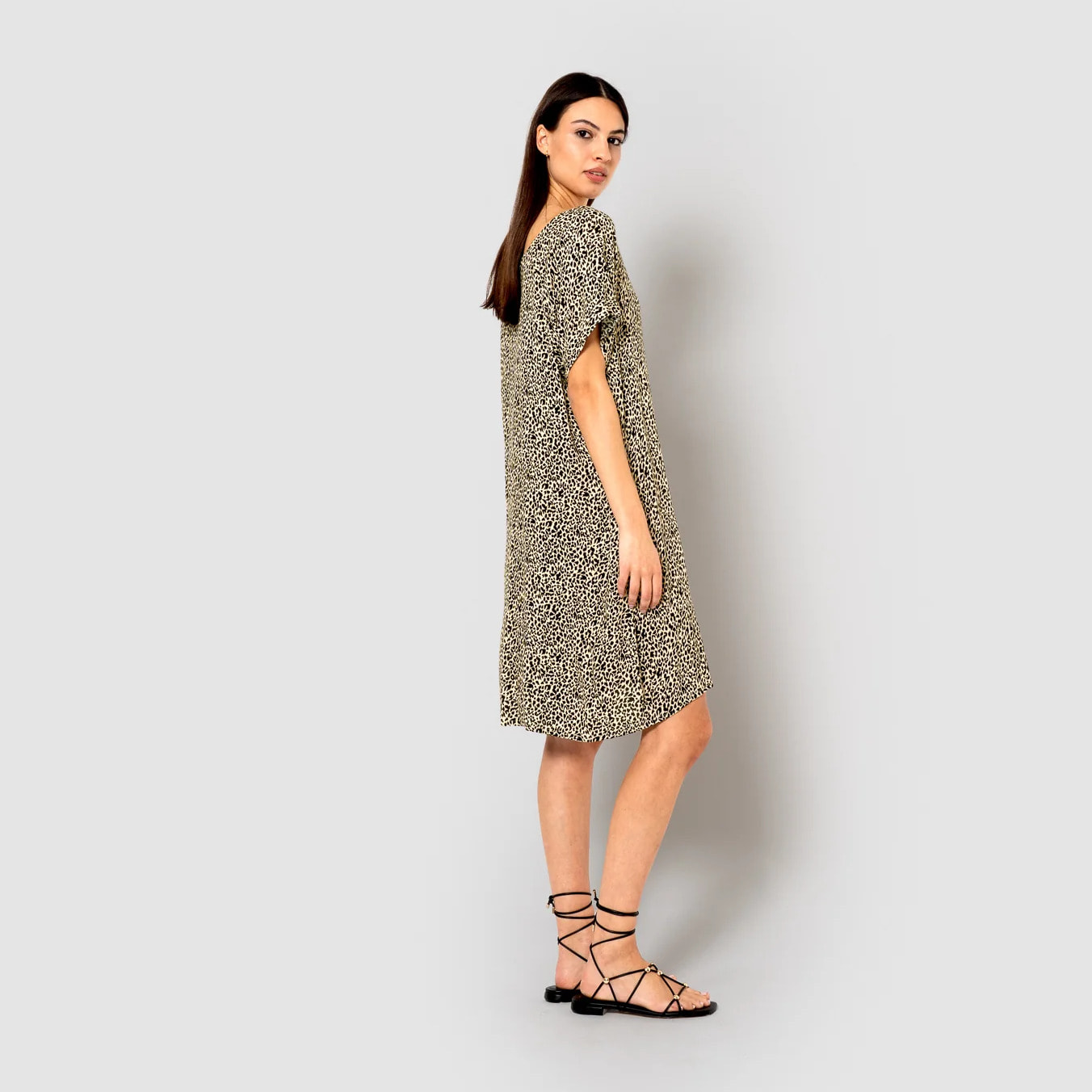 Vestido corto bambula detalles plisados lira beige/negro