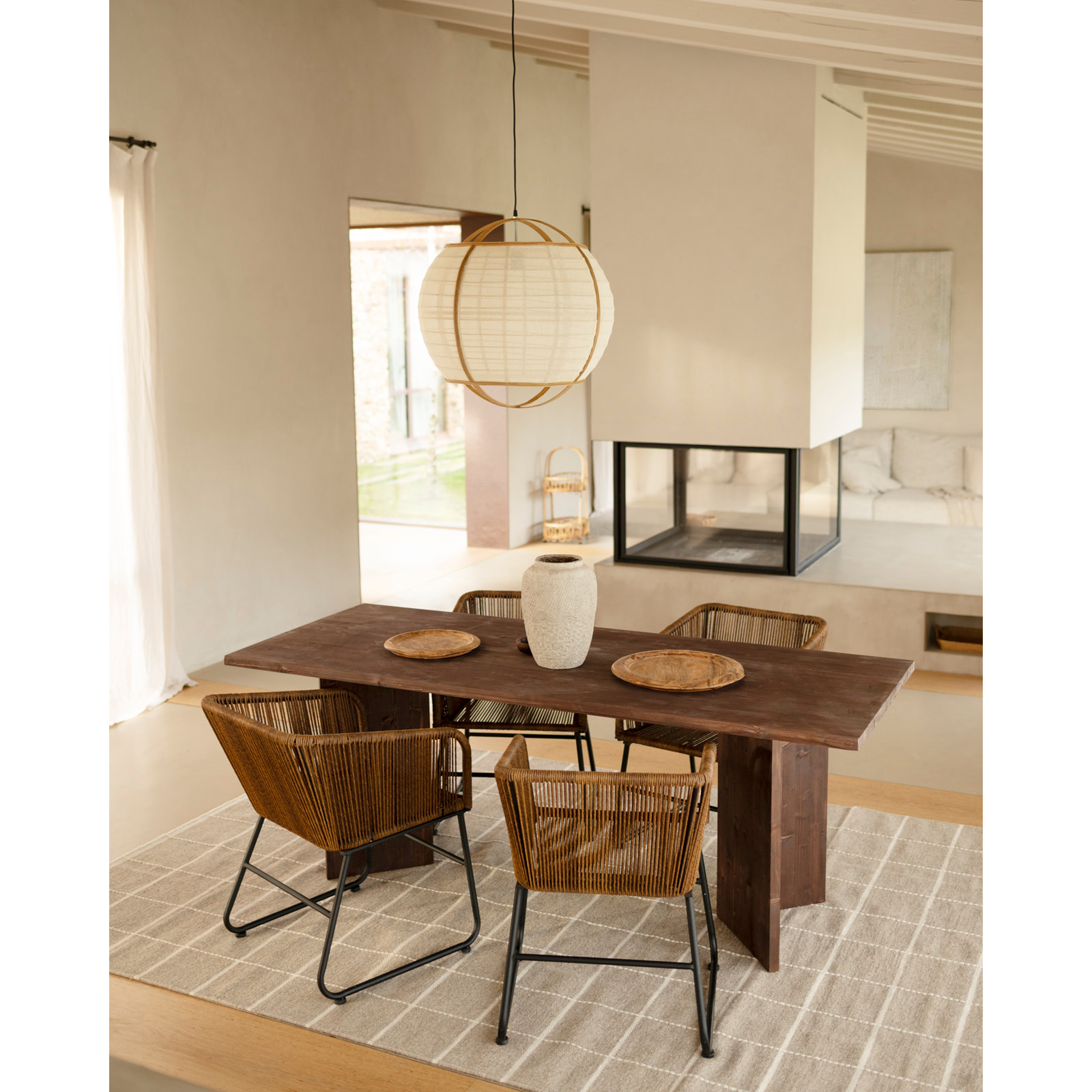 Table de salle à manger en bois massif en ton noyer en différentes tailles