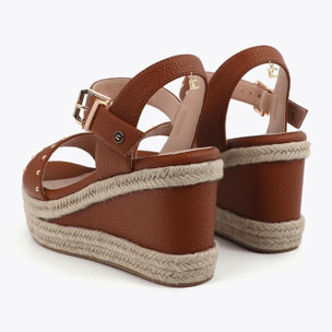 Scarpa con zeppa con suola effetto rafia e dettagli metallici