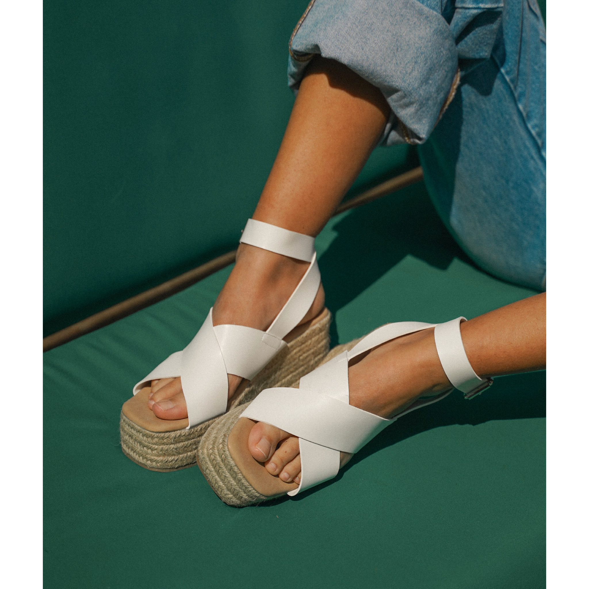 Sandalias blancas con plataforma esparto