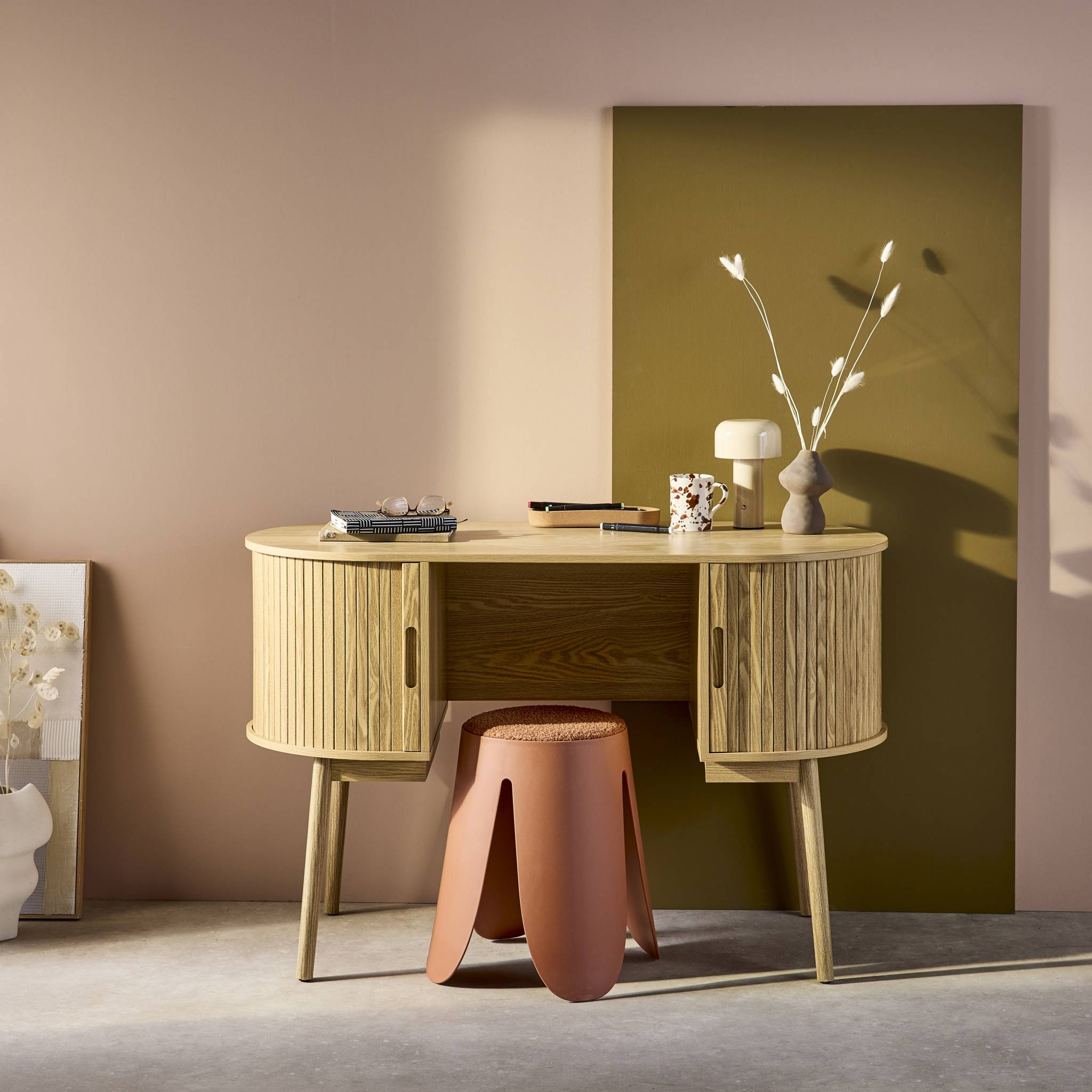 Bureau ovale décor bois rainuré avec deux espaces de rangement. L 120 x P 55 x H 77 cm