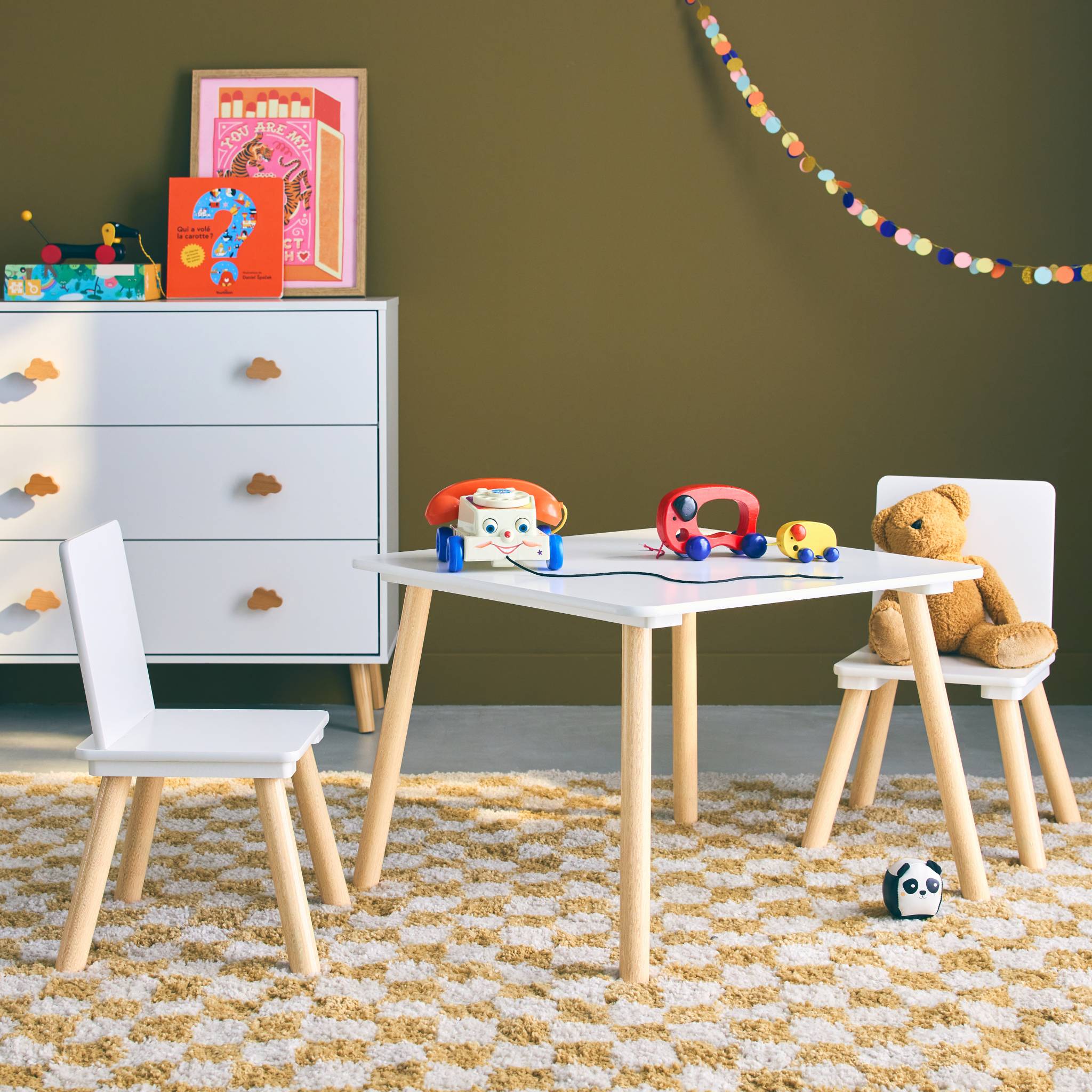 Table carrée enfant avec 2 chaises. pieds en pin. blanc