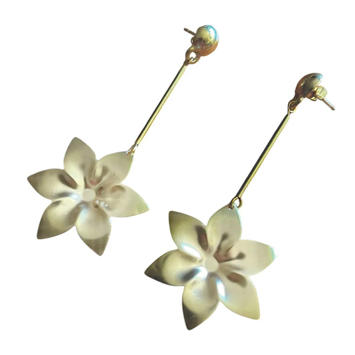 Pendiente largo Flor y tubo latón dorado