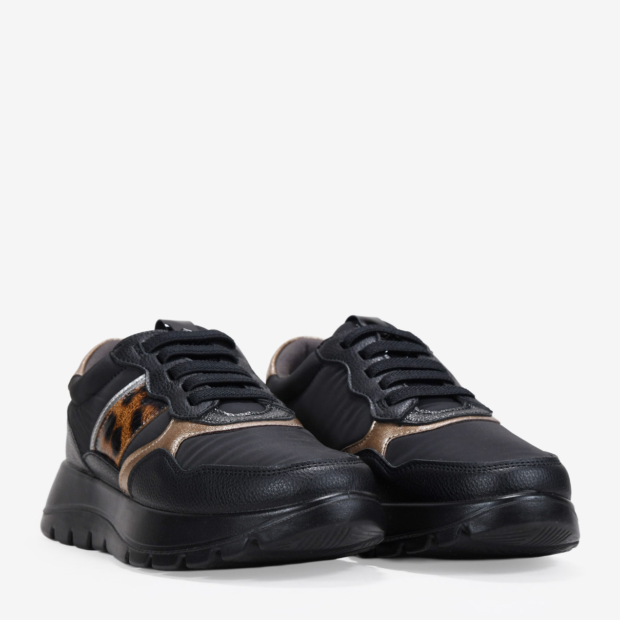 Zapatillas deportivas negras con cordones elásticos