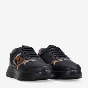 Zapatillas deportivas negras con cordones elásticos