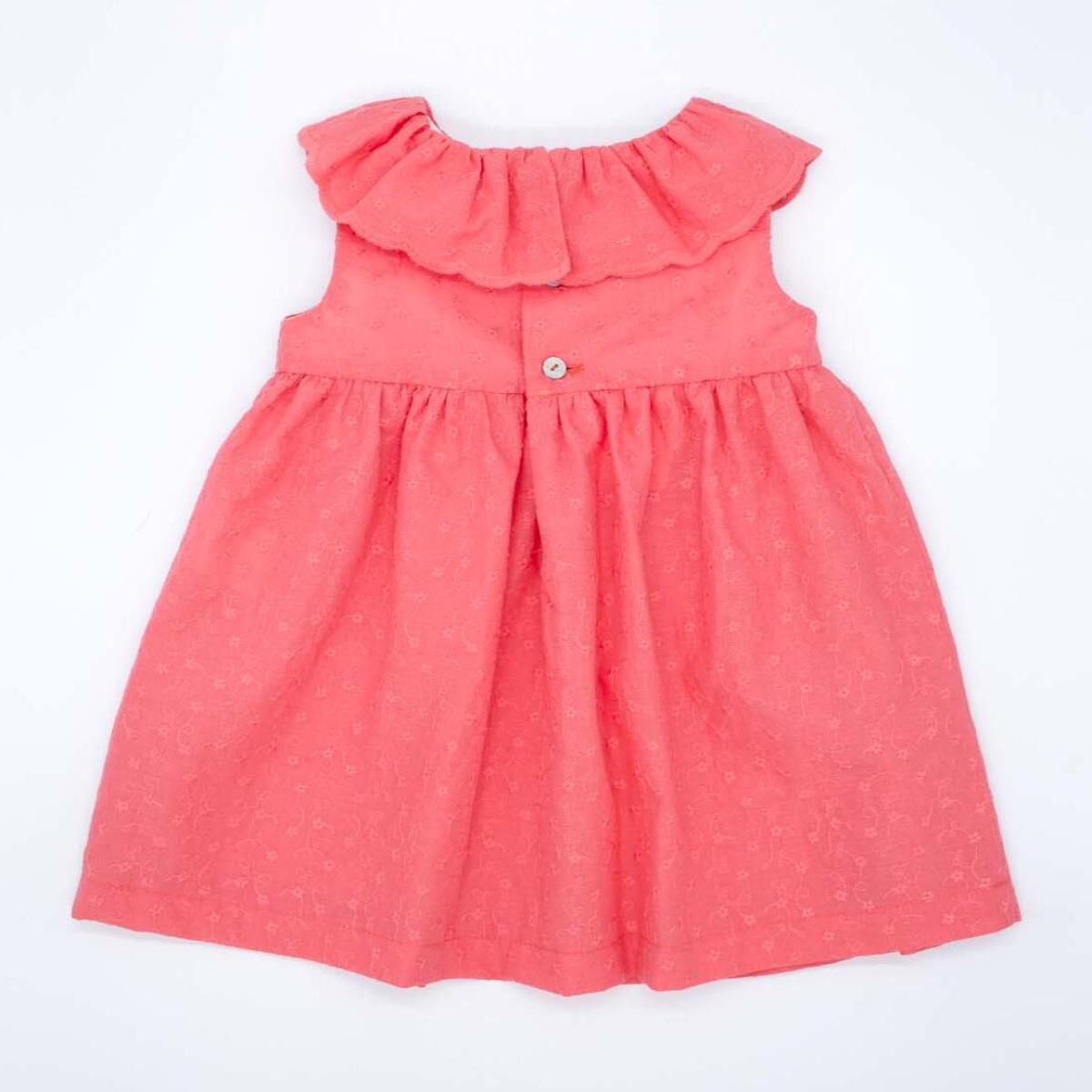 Vestido corto bordado coral, volante en el cuello y falda fruncida. Lazo en la cintura.