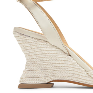 Zapato salón Joy cuña geométrica en trenzado metalizado artesanal con pulsera y escote en V