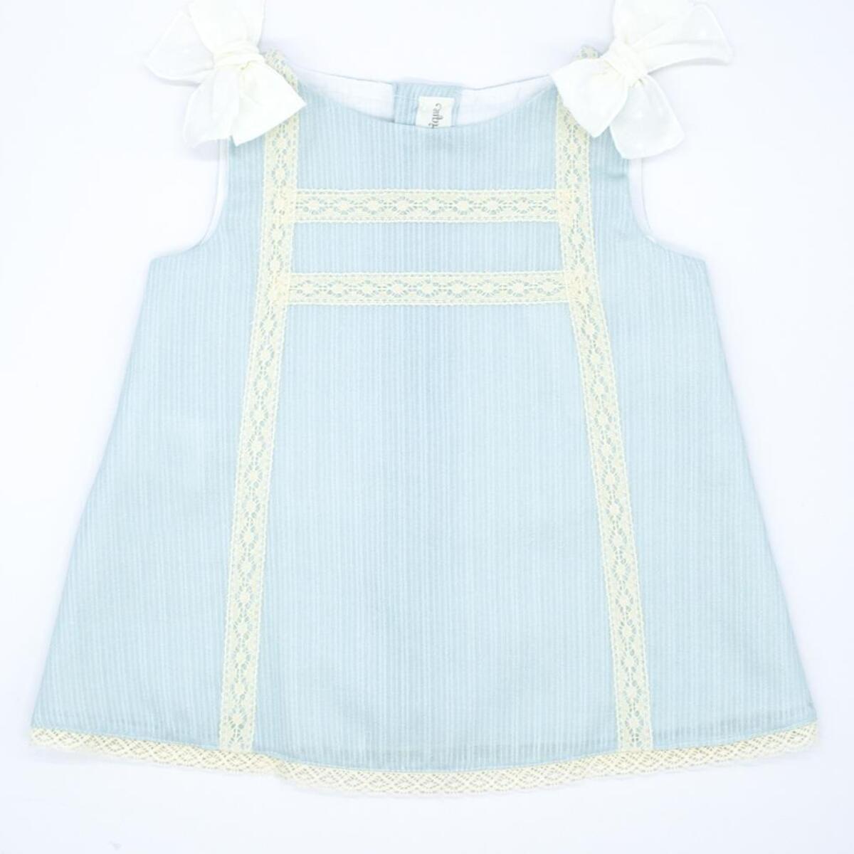 Vestido celeste con detalle de puntillas.