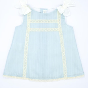 Vestido celeste con detalle de puntillas.