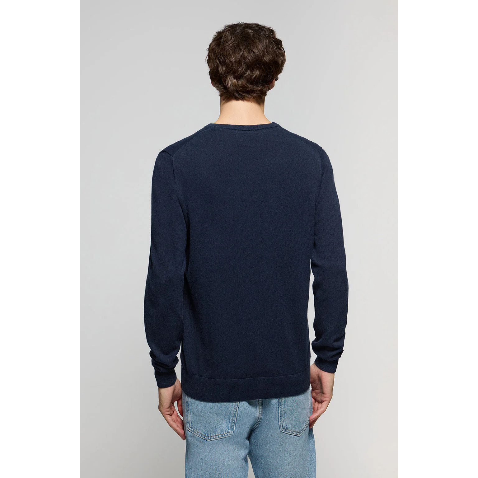 Maglione basic con collo a v blu marino con logo ricamato tono su tono