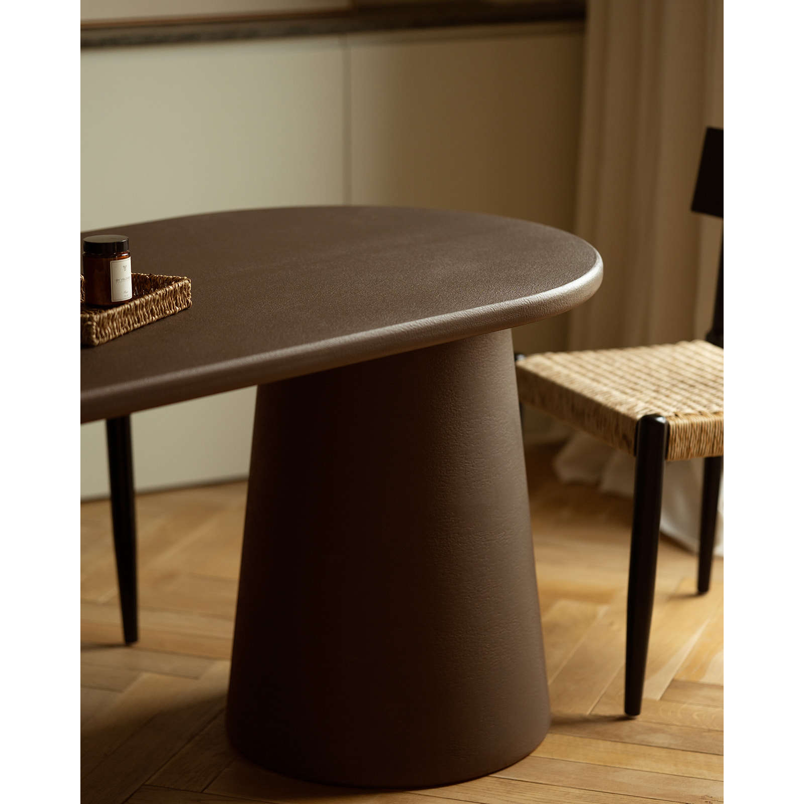 Table de salle à manger ovale en microciment ton marron en différentes tailles