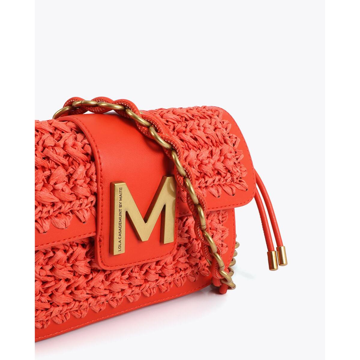 Borsa a tracolla che combina rafia ed effetto pelle