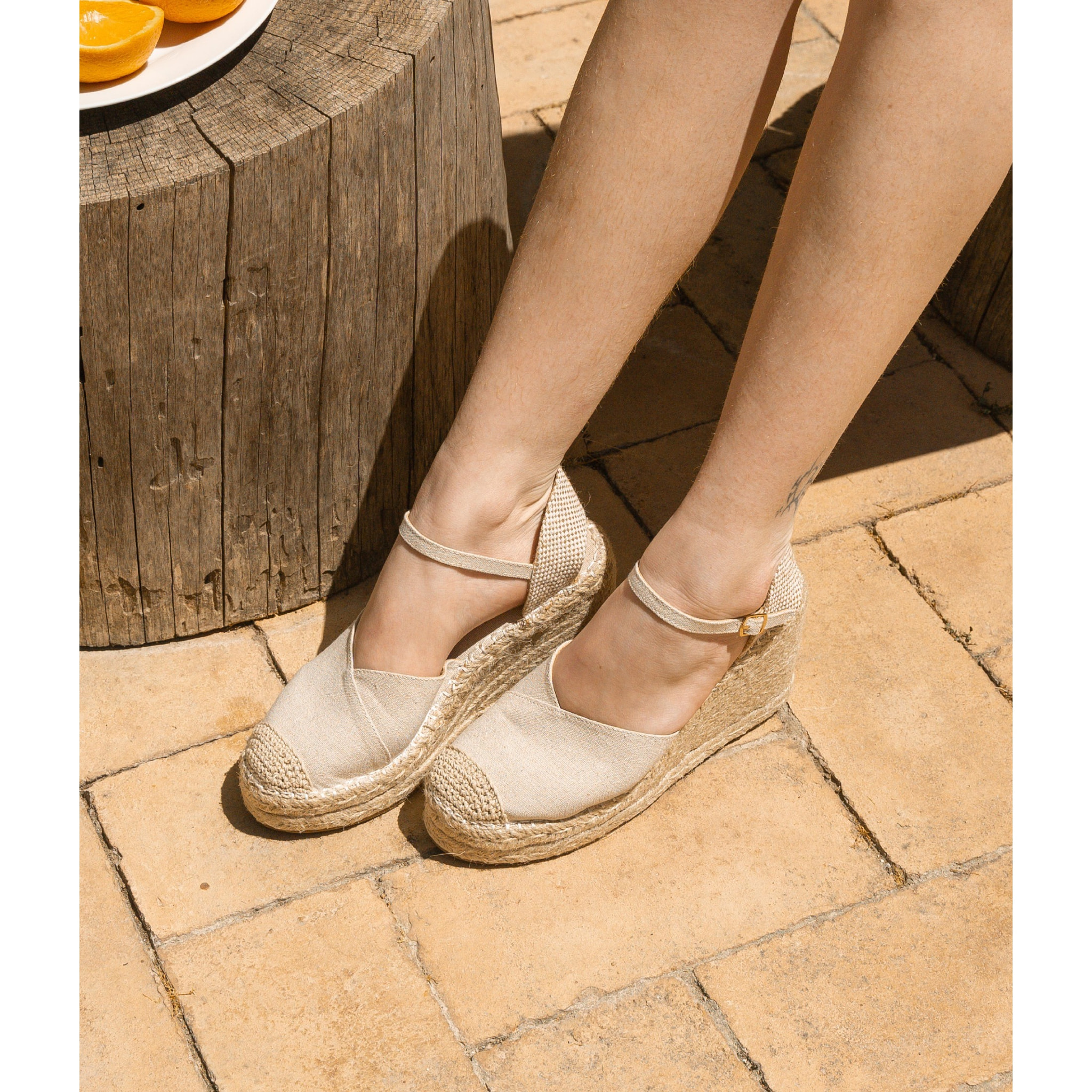 Alpargatas beige con pulsera y suela de esparto