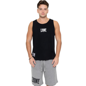 Boxeo del hombre del tanque