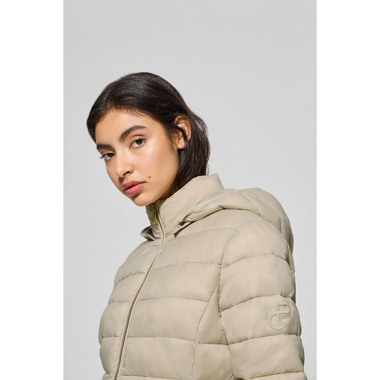 Chaqueta ultralight beige oscuro Cintia de capucha extraíble y bordado PC