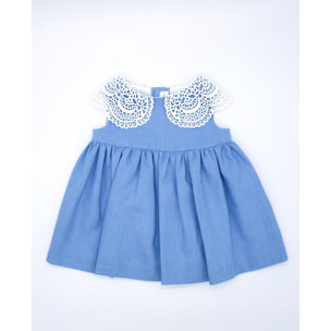 Vestido corto denim, falda fluncida y cuello de guipur blanco.