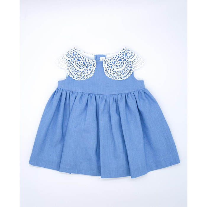 Vestido corto denim, falda fluncida y cuello de guipur blanco.