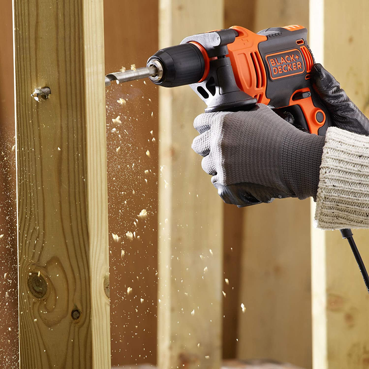 Perceuse à percussion filaire 710W 4 forets de perçage en coffret BLACK+DECKER BEH710K-QS