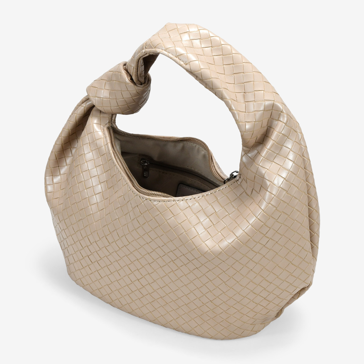 Bolso de hombro beige trenzado con nudo
