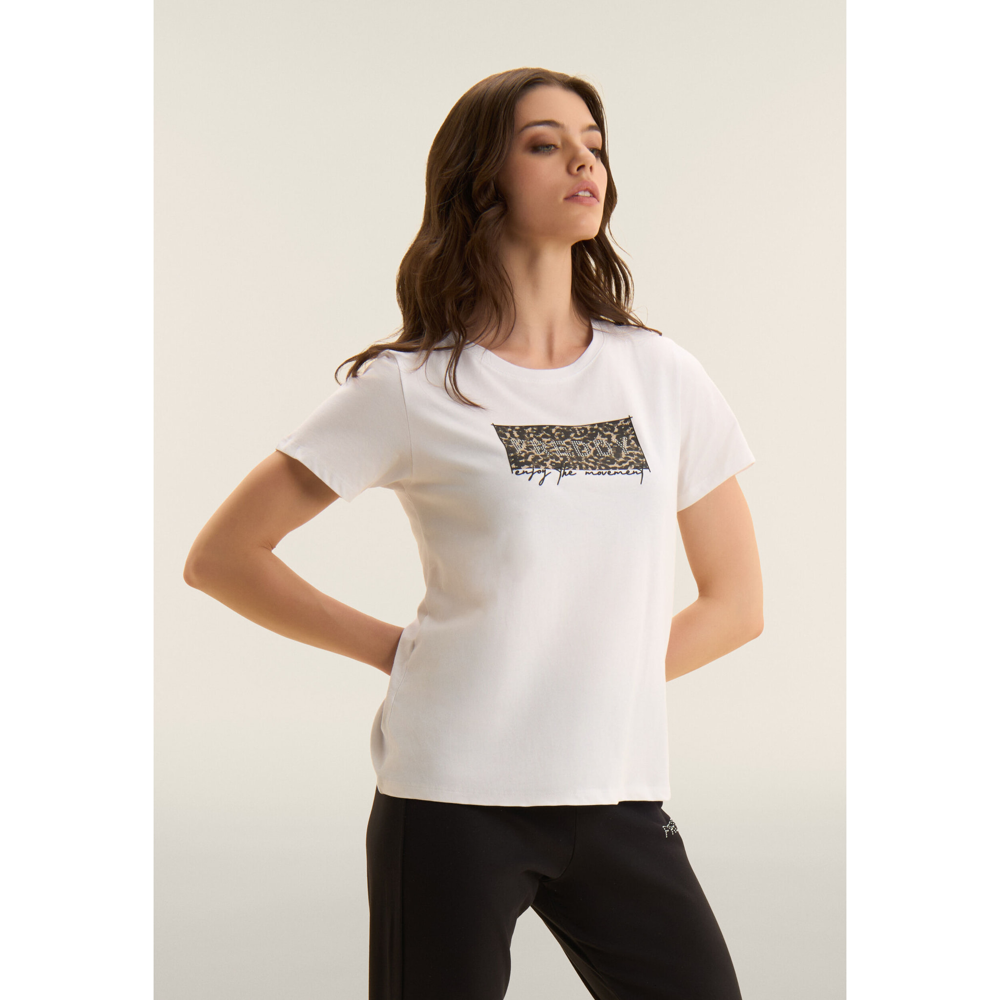 T-shirt con stampa leopardata decorata da borchie e logo