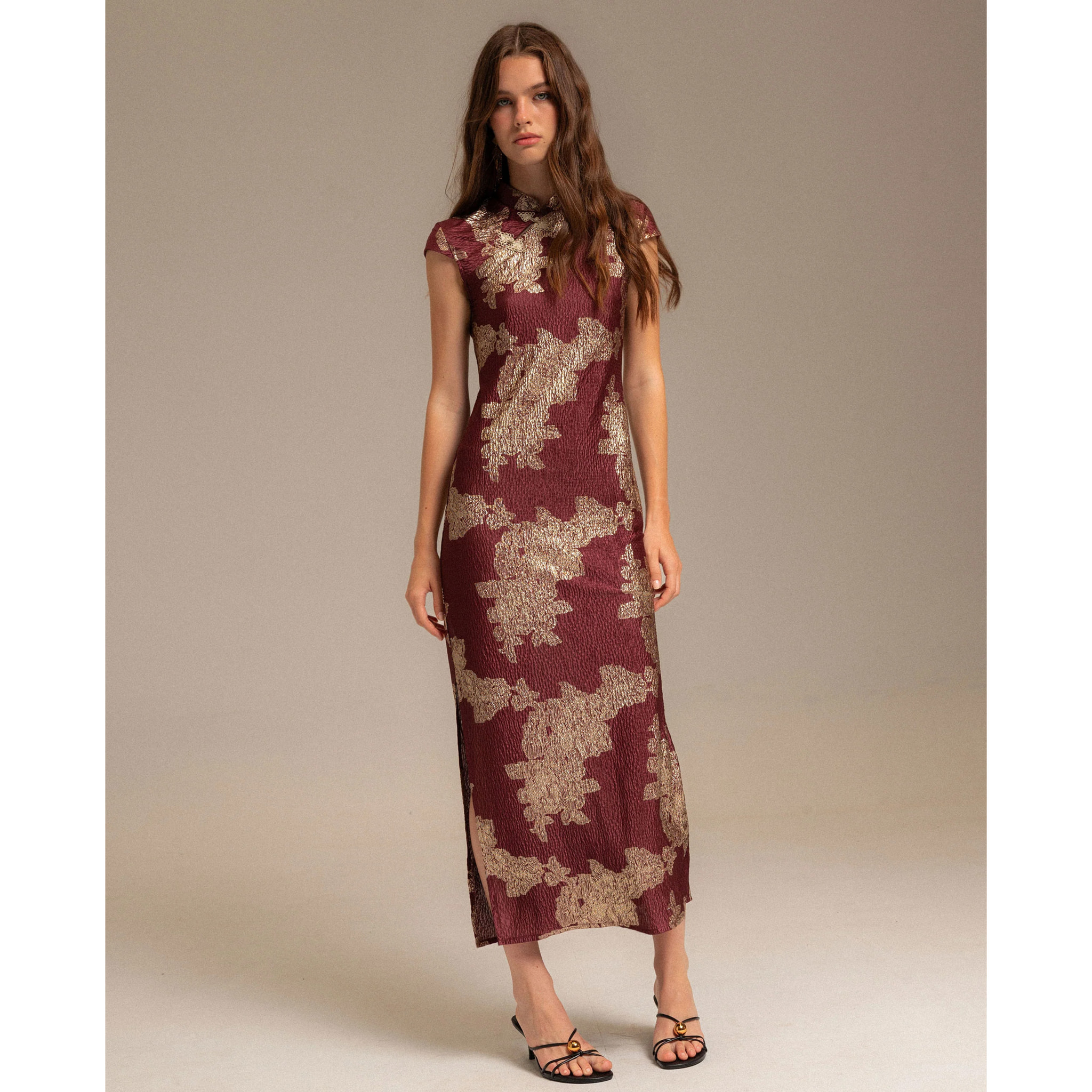 Vestido largo con escote de alamares