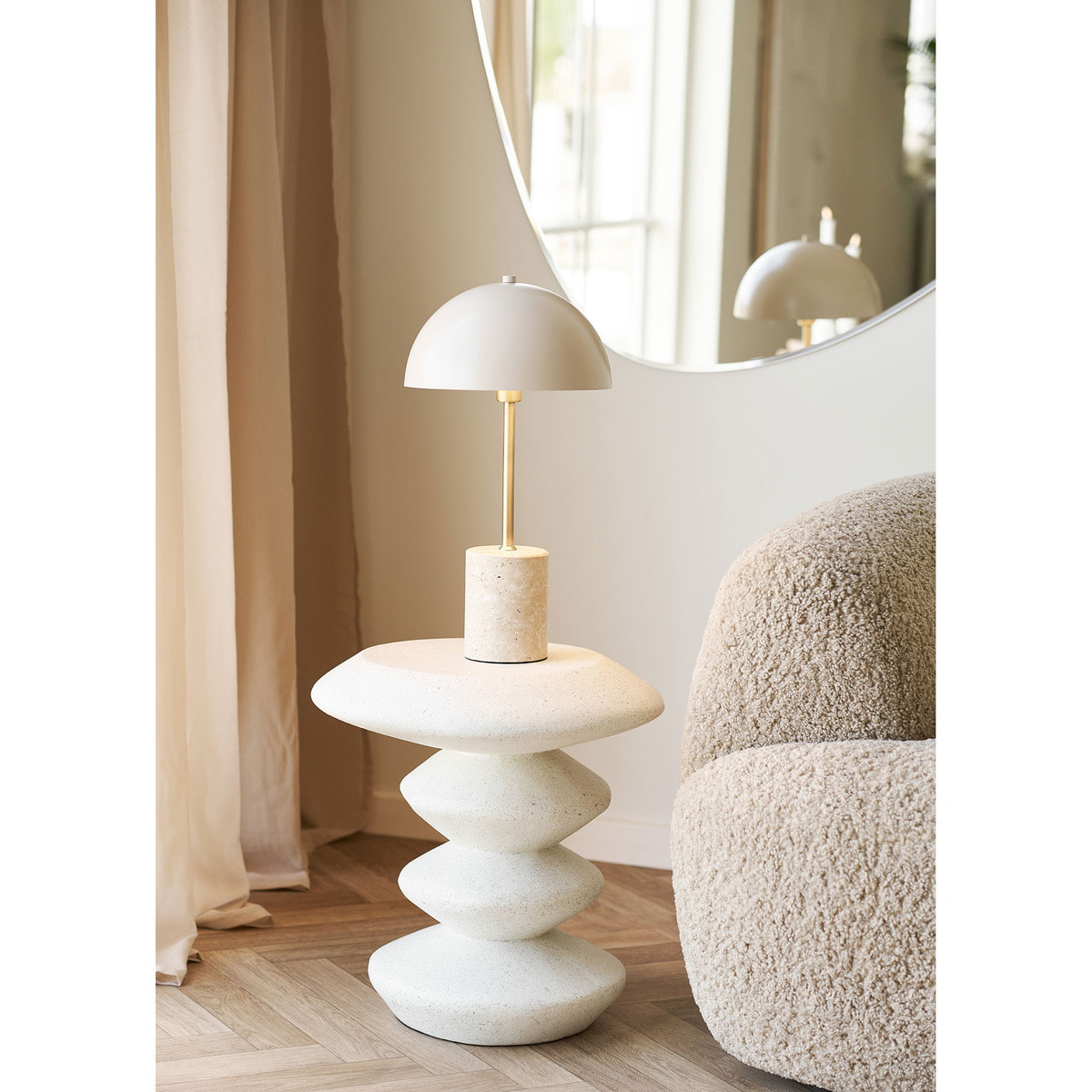 Tavolino da appoggio Blackburn in fiberclay bianco forma scultorea 43x39x45 cm