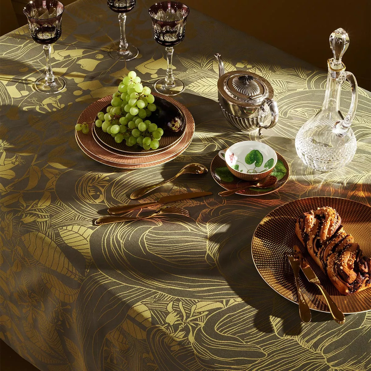 Chemin de table pur coton anti tache motif jacquard Super nature or pale