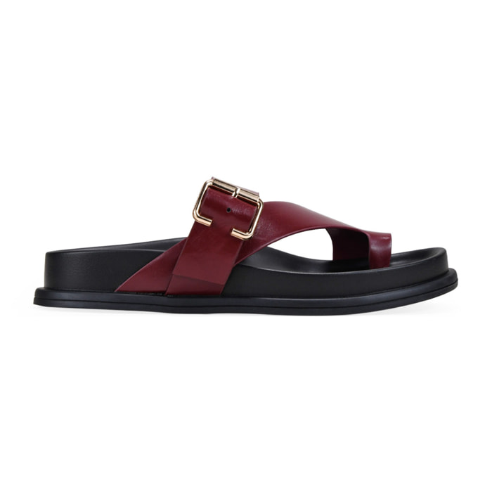 Sandalias de dedo burdeos con hebilla