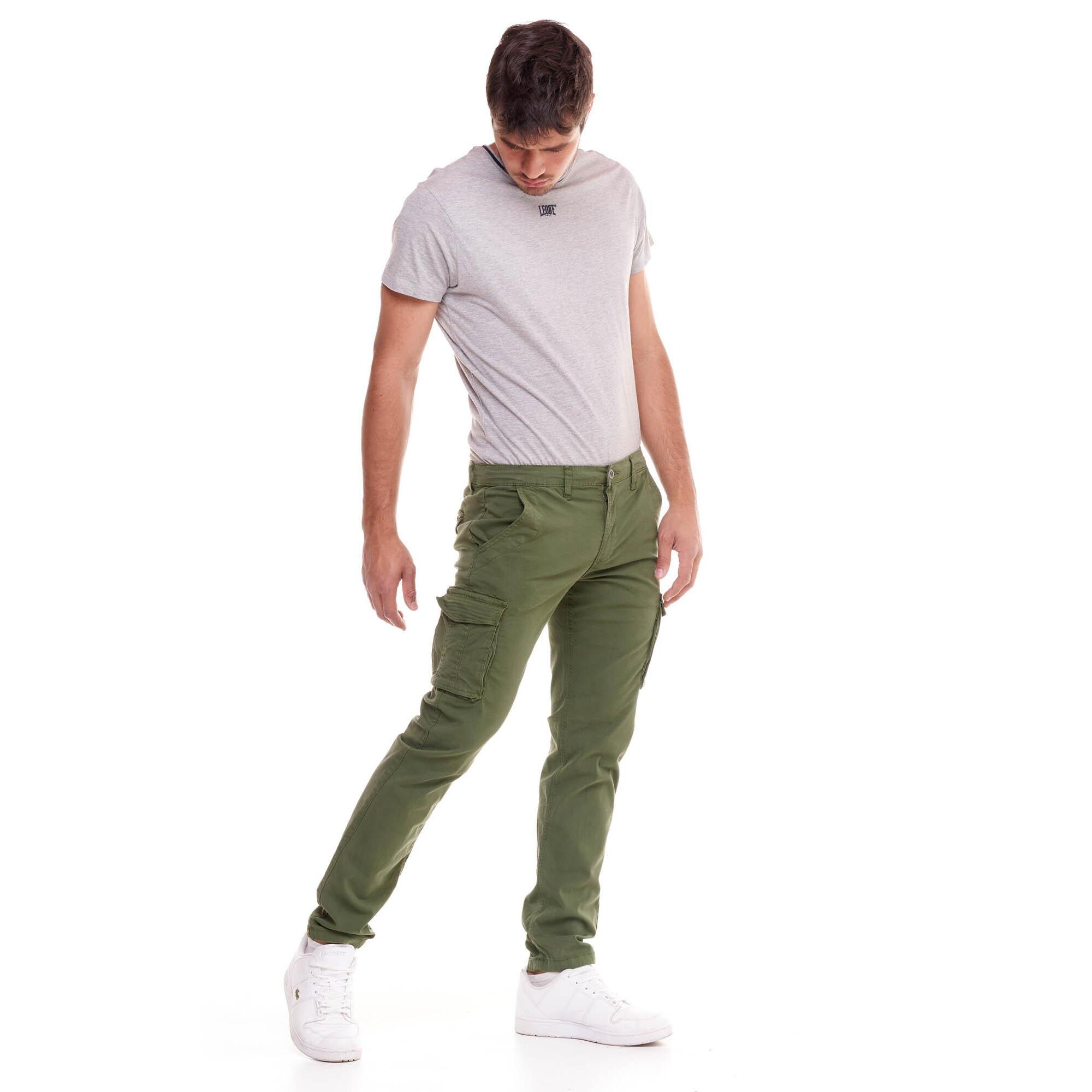 Pantalón cargo minimalista para hombre.