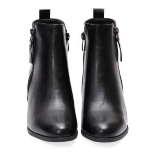 Stivaletto in simil pelle con tacco e cintura laterale