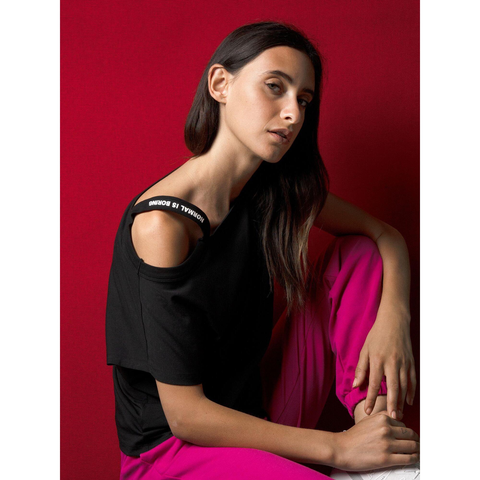 Camiseta de mujer blanca y negra de un solo hombro