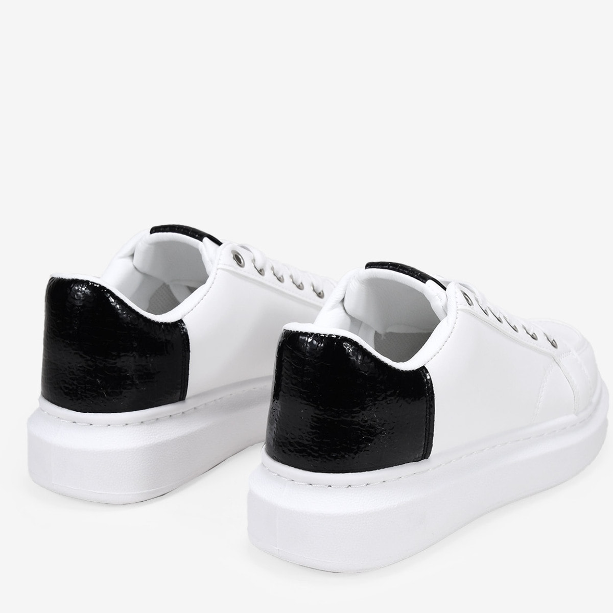 Zapatillas con plataforma blancas y negras con cordones